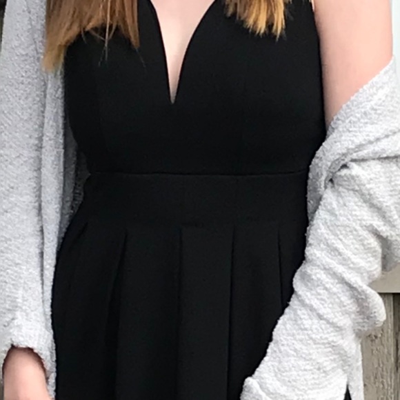 Black v-neck dress - Picture 1 of 4